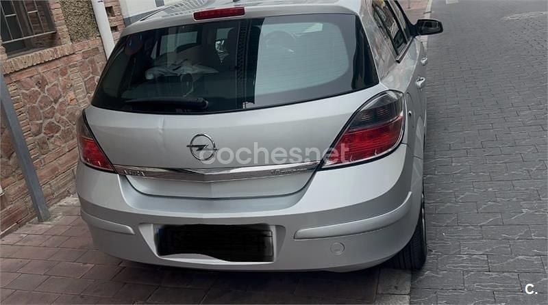Usado Opel Astra Enjoy 105 CV (77 kW) 2007 Gris / plata Berlina