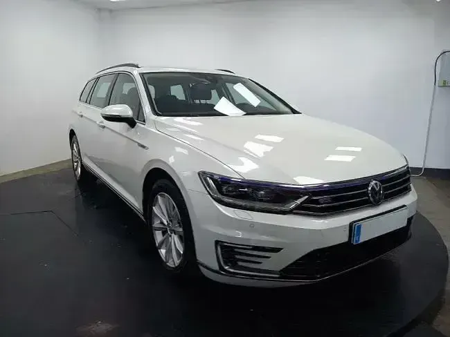 Begagnad VW Passat GTE 220 HK (161 kW) 2018 Vit Kombi