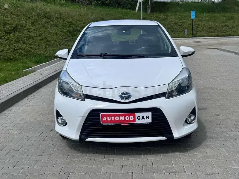 Usado Toyota Yaris Hybrid Active 100 CV (73 kW) 2013 Blanco Berlina