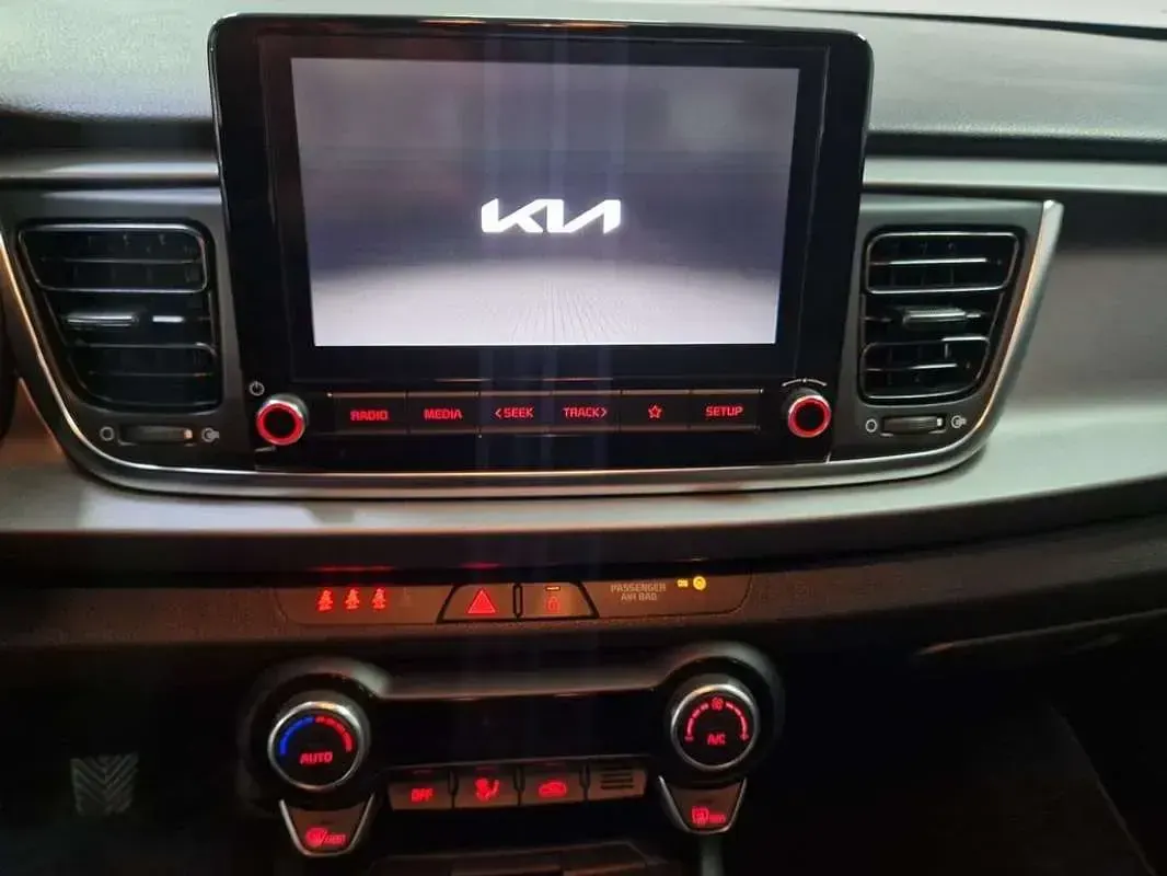 Usado Kia Rio 84 CV (61 kW) 2023 Blanco Utilitario