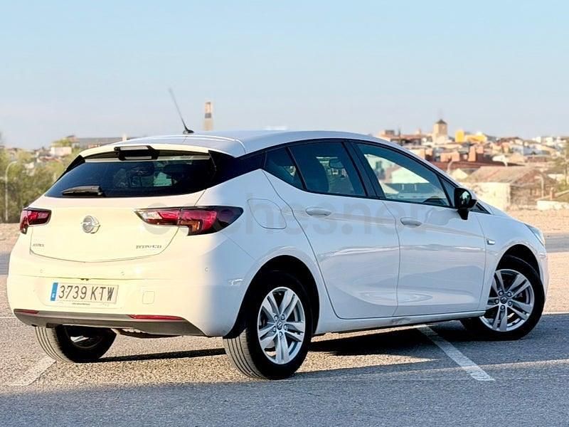 Usado Opel Astra Dynamic 110 CV (80 kW) 2019 Blanco Berlina