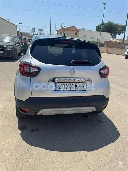Usado Renault Captur Zen 120 CV (88 kW) 2017 Gris / plata SUV