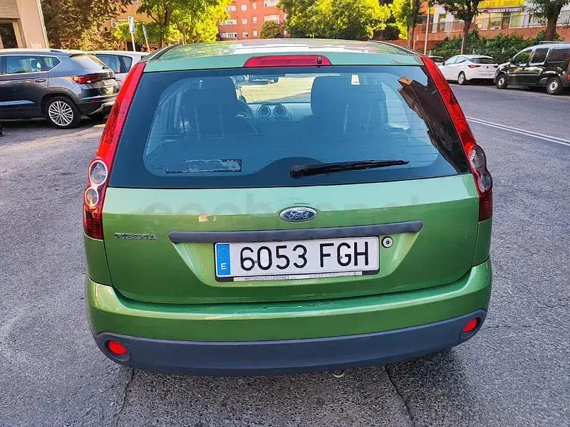 Usado Ford Fiesta Ambiente 68 CV (50 kW) 2006 Verde Utilitario