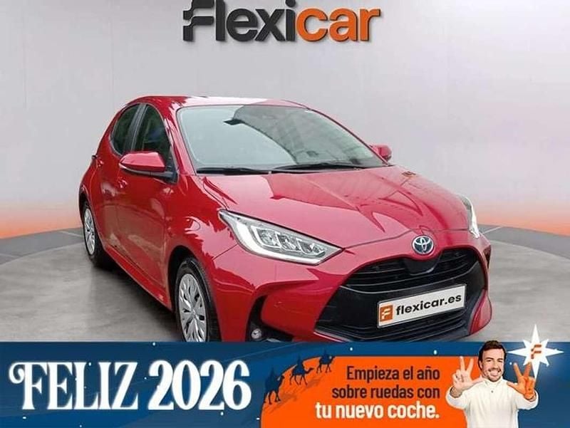 Rojo Usado 2023 Toyota Yaris Hybrid Active Utilitario | 16.990 € (Buen precio) - Imagen 1/4