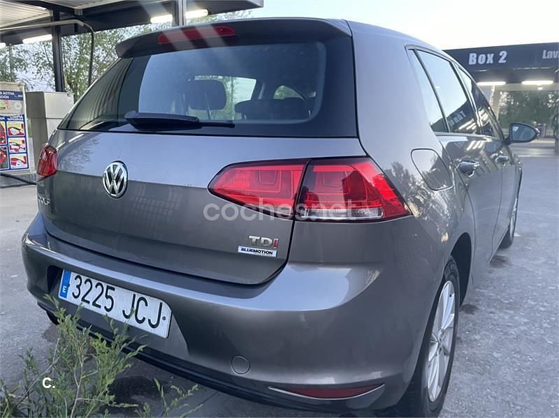 Usado VW Golf VII Advance 105 CV (77 kW) 2015 Gris / plata Berlina