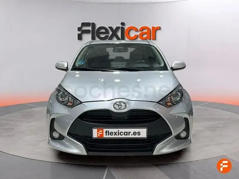 Usado Toyota Yaris Hybrid Active 116 CV (85 kW) 2025 Gris / plata Berlina