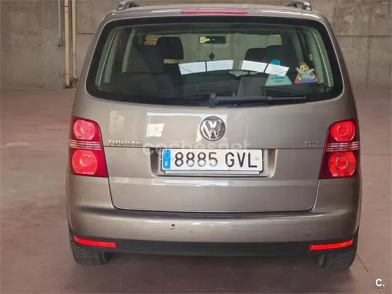 Usado VW Touran Edition 105 CV (77 kW) 2010 Gris / plata Monovolumen