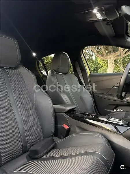Usado Peugeot 208 GT 100 CV (73 kW) 2024 Amarillo Utilitario