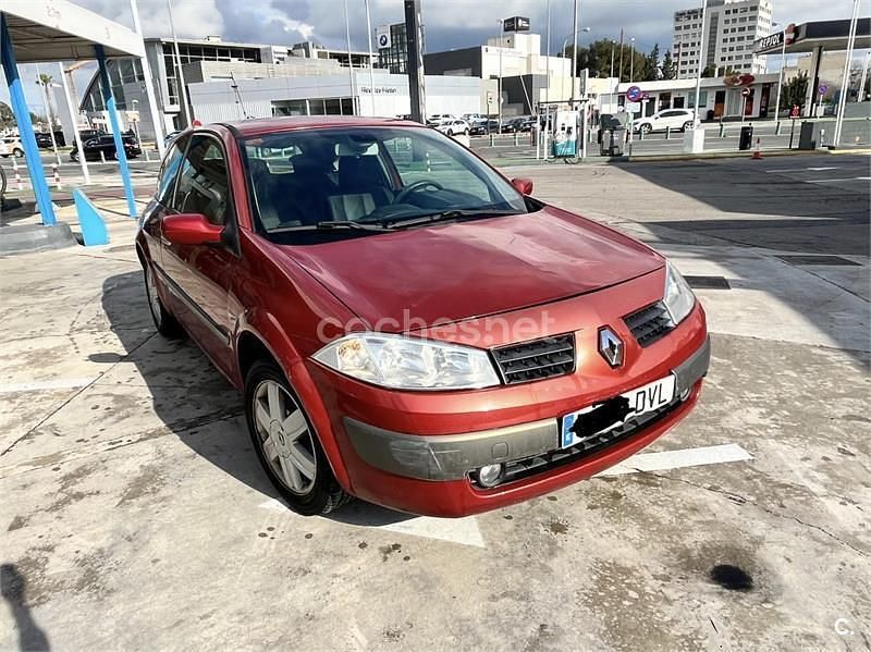 Usado Renault Mégane II Dynamique 98 CV (72 kW) 2006 Rojo Berlina