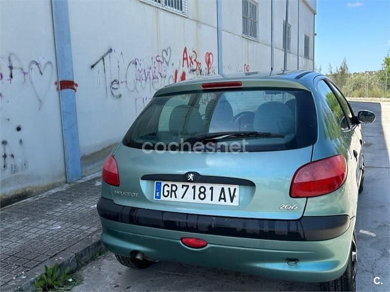 Usado Peugeot 206 70 CV (51 kW) 1999 Azul Utilitario