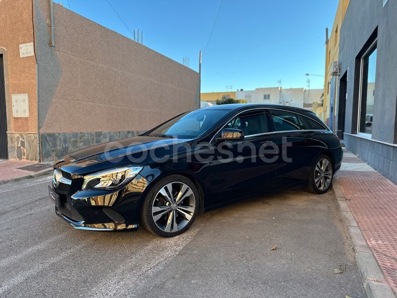 Usado Mercedes CLA220 Shooting Brake 177 CV (130 kW) 2017 Negro Familiar