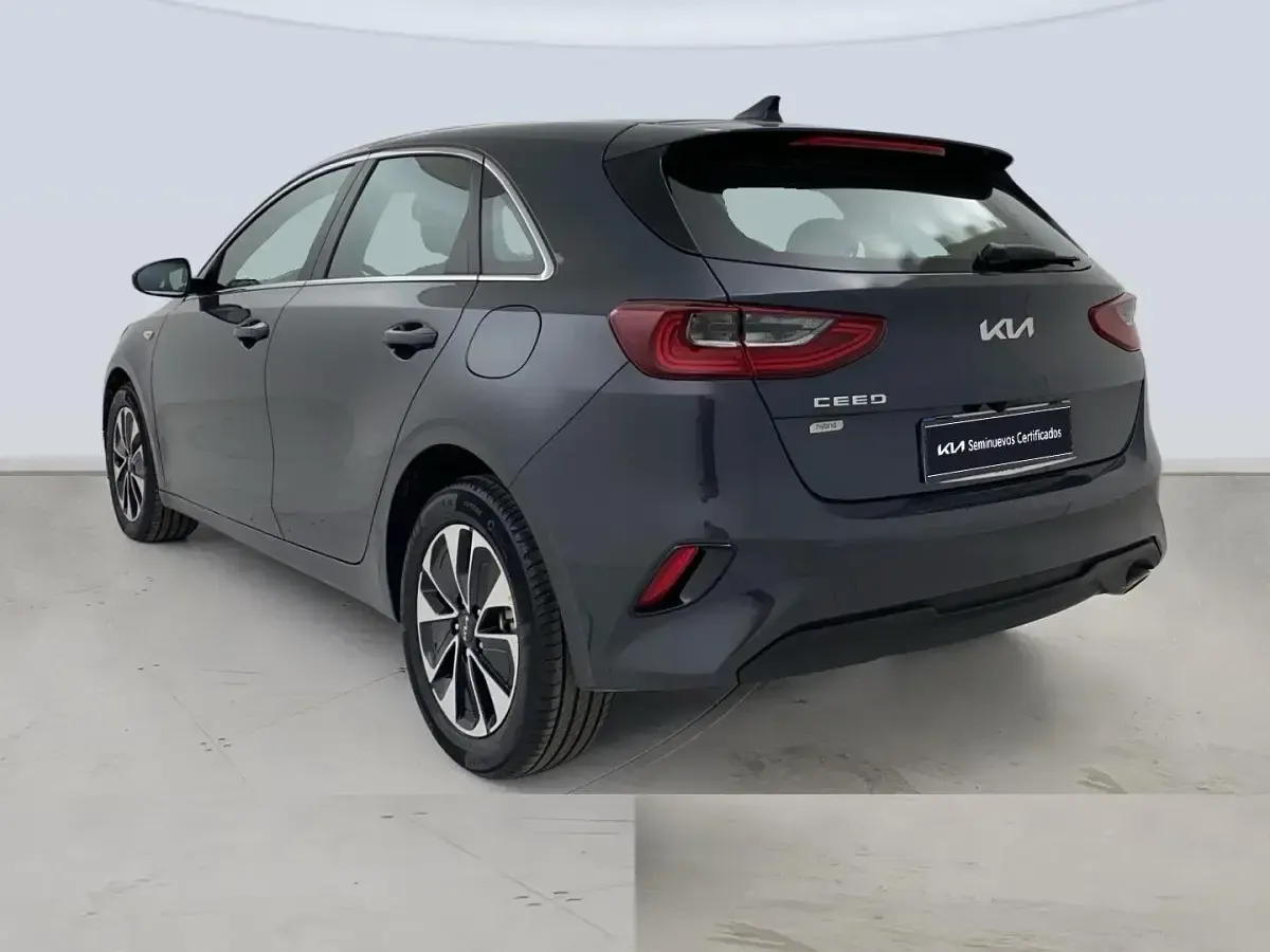 Usado Kia Ceed 140 CV (102 kW) 2025 Gris Utilitario
