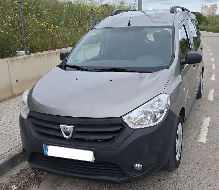 Usado Dacia Dokker Ambiance 90 CV (66 kW) 2015 Marrón Monovolumen