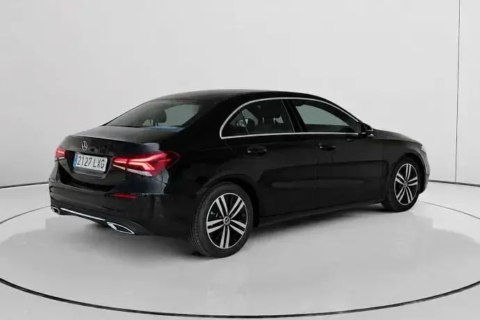 Usado Mercedes A180 116 CV (85 kW) 2022 Negro Berlina