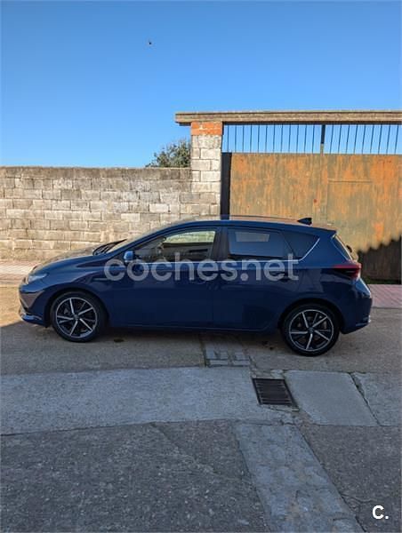 Usado Toyota Auris Hybrid Edition 136 CV (100 kW) 2018 Azul Berlina