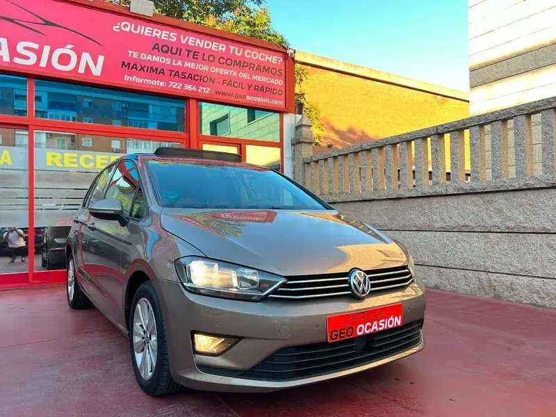 Usado VW Golf Sportsvan Advance 110 CV (80 kW) 2014 Beige Monovolumen
