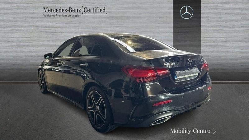 Usado Mercedes A180 AMG line 116 CV (85 kW) 2025 Negro cosmos Berlina