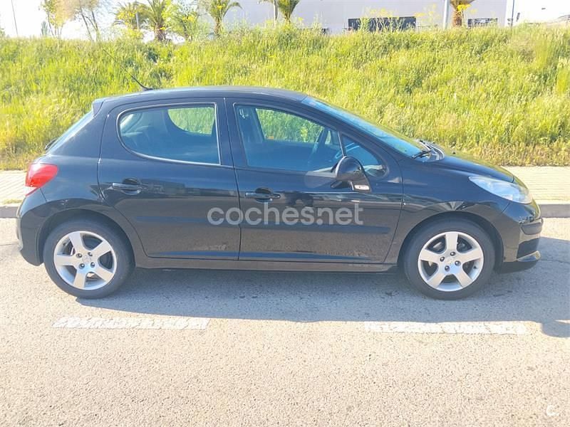 Usado Peugeot 207 70 CV (51 kW) 2009 Negro Berlina