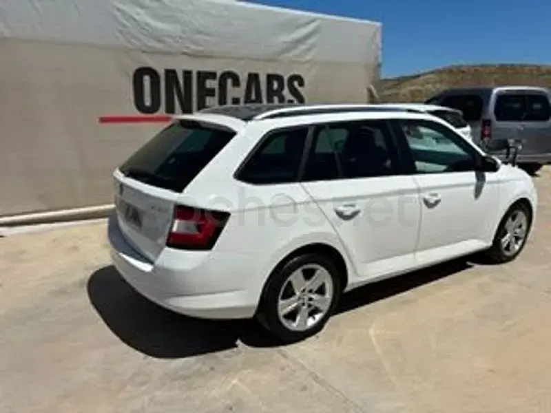 Usado Skoda Fabia Ambition 75 CV (55 kW) 2016 Blanco Familiar