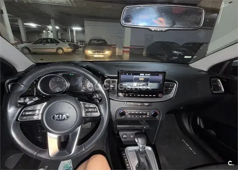 Usado Kia Ceed 136 CV (100 kW) 2021 Gris / plata Utilitario