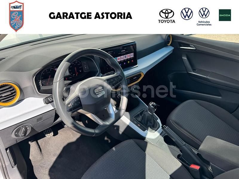 Usado Seat Arona Style 110 CV (80 kW) 2024 Gris / plata SUV