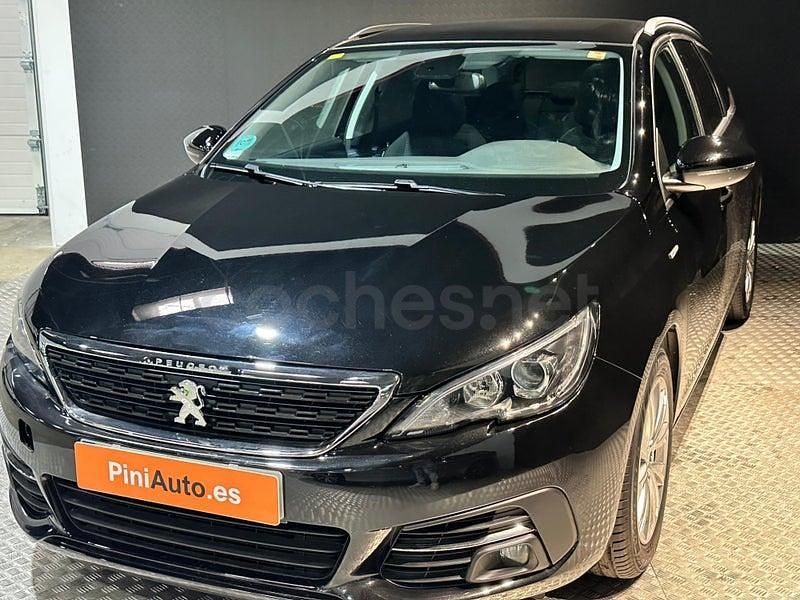 Usado Peugeot 308 Style 100 CV (73 kW) 2020 Negro Familiar