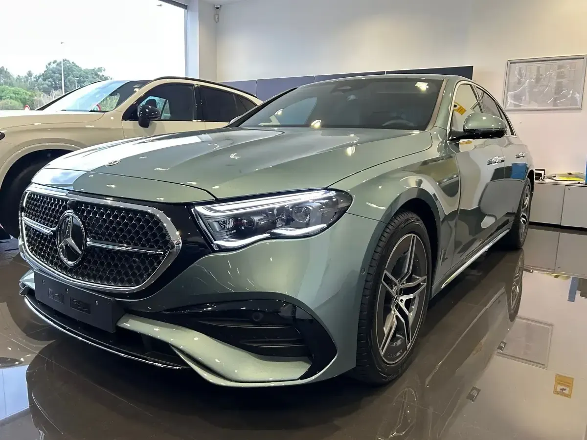 Nuevo Mercedes E300 313 CV (230 kW) 2026 Verde Berlina