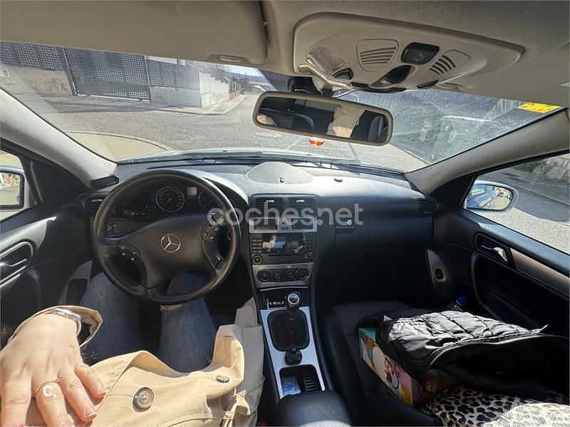 Usado Mercedes C220 Elegance 143 CV (105 kW) 2005 Gris / plata Berlina