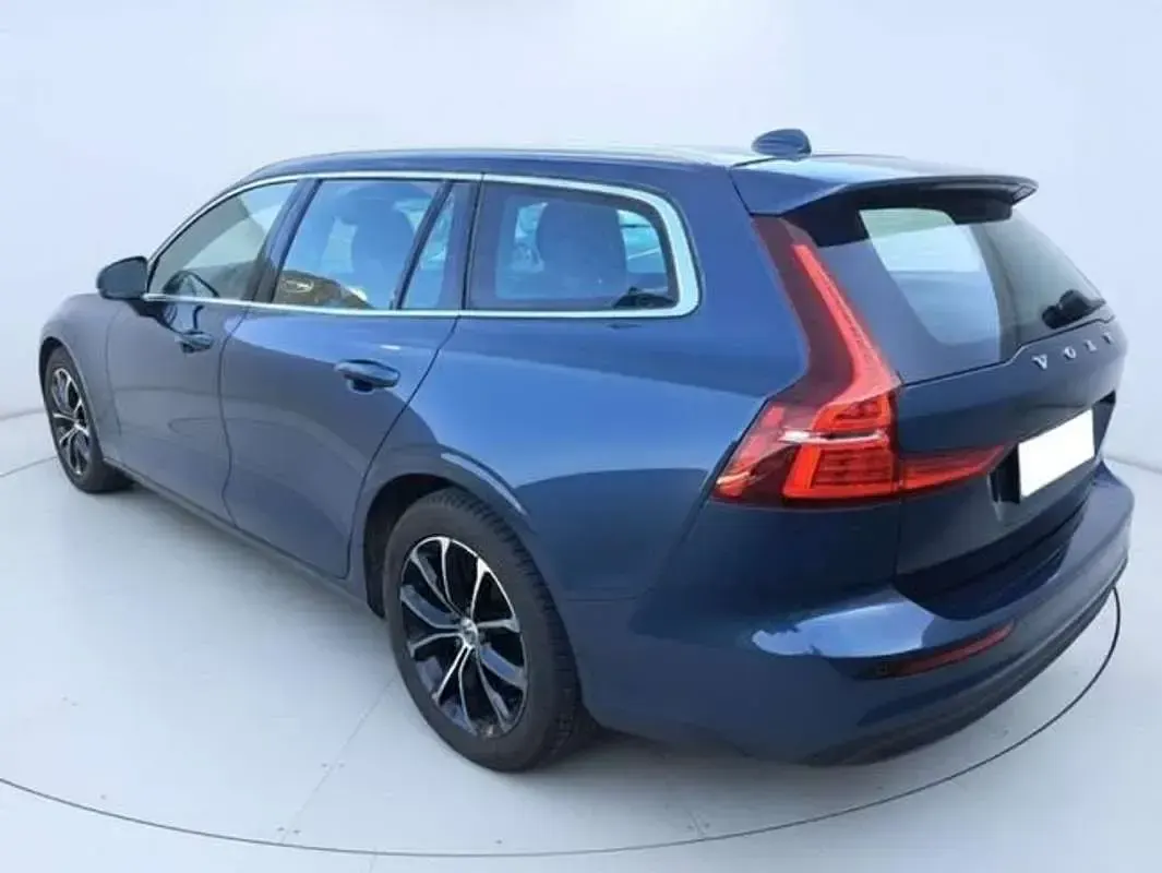 Usado Volvo V60 Momentum 150 CV (110 kW) 2021 Azul Familiar