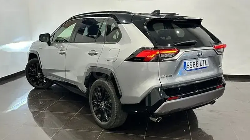 Usado Toyota RAV4 Hybrid Style 222 CV (163 kW) 2021 Gris / plata SUV