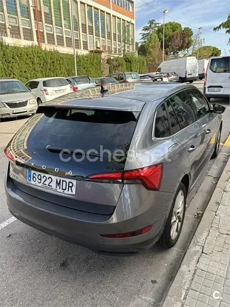 Usado Skoda Scala Style 110 CV (80 kW) 2023 Gris / plata Utilitario