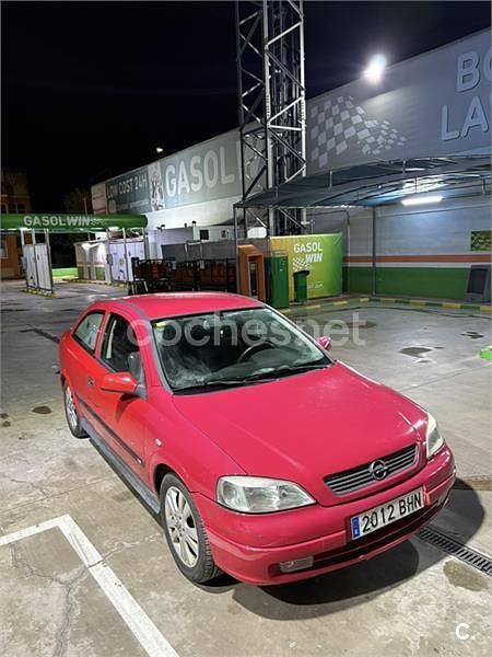 Usado Opel Astra Comfort 100 CV (73 kW) 2001 Rojo Berlina