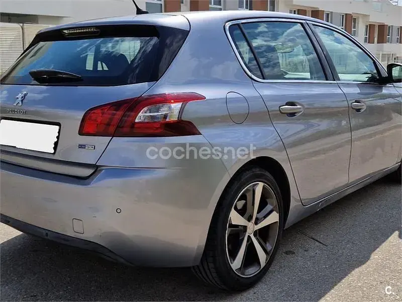 Usado Peugeot 308 Allure 110 CV (80 kW) 2016 Gris / plata Berlina
