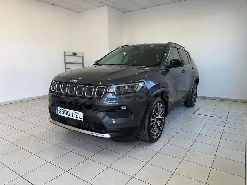 Usado Jeep Compass Limited 130 CV (95 kW) 2022 Gris / plata SUV