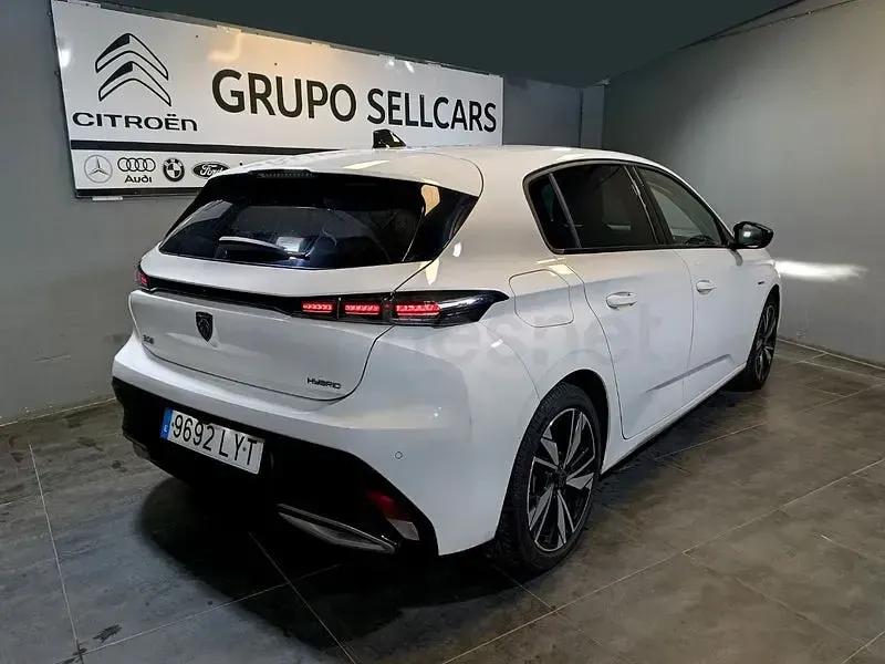 Używany Peugeot 308 Allure 180 KM (132 kW) 2022 Biały Sedan/Limuzyna