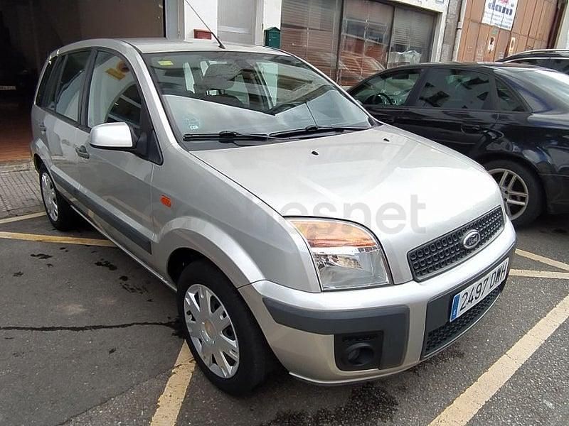 Usado Ford Fusion Trend 80 CV (58 kW) 2006 Gris / plata Utilitario