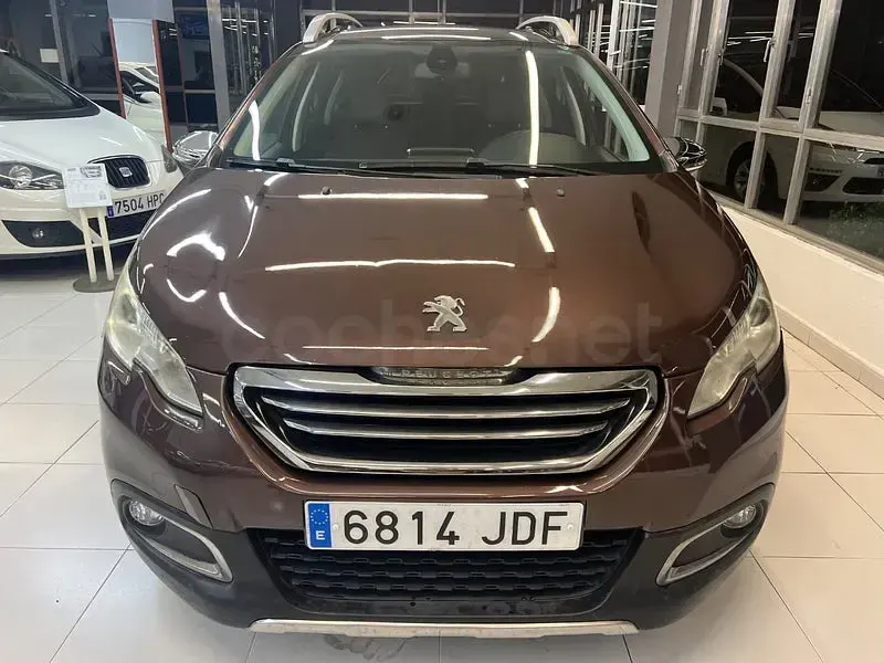 Usado Peugeot 2008 Allure 100 CV (73 kW) 2015 Marrón SUV