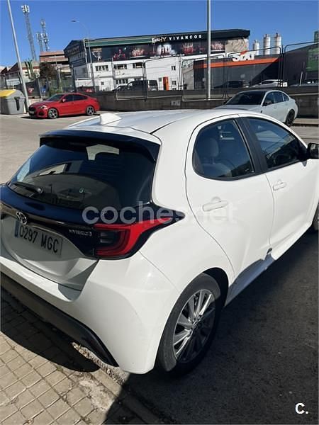 Usado Toyota Yaris Hybrid Active 116 CV (85 kW) 2023 Blanco Berlina