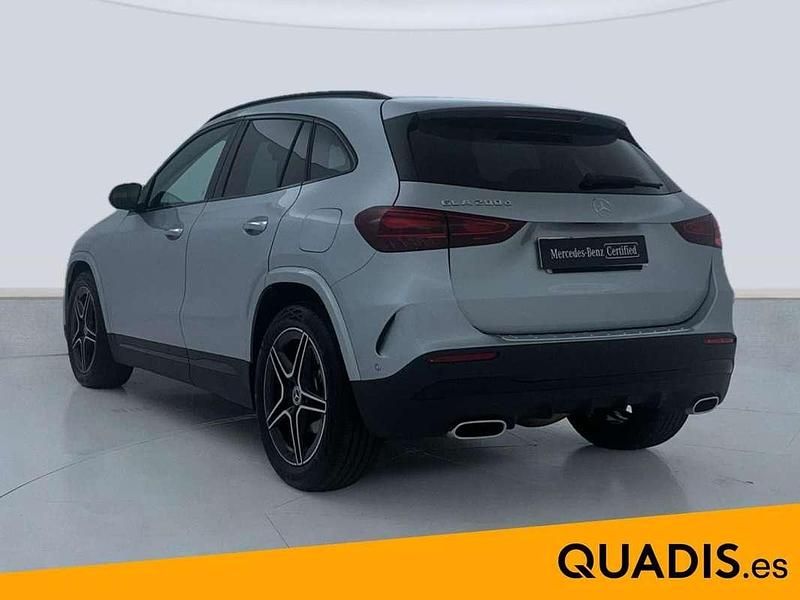 Usado Mercedes GLA200 150 CV (110 kW) 2024 Gris plata SUV