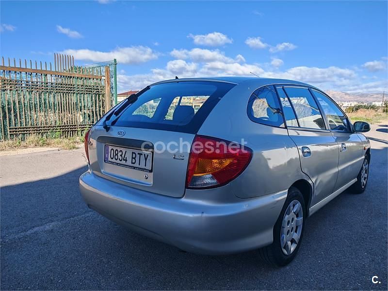 Usado Kia Rio 98 CV (72 kW) 2002 Beige Berlina