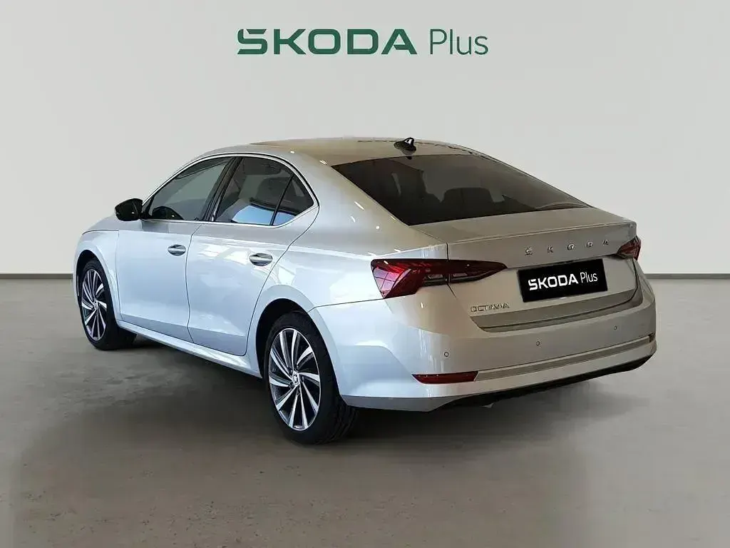 Usado Skoda Octavia Style 150 CV (110 kW) 2020 Gris plata Berlina