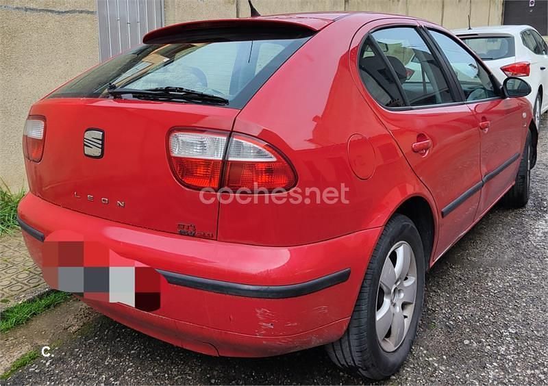 Usado Seat Leon Sport 105 CV (77 kW) 2006 Rojo Utilitario