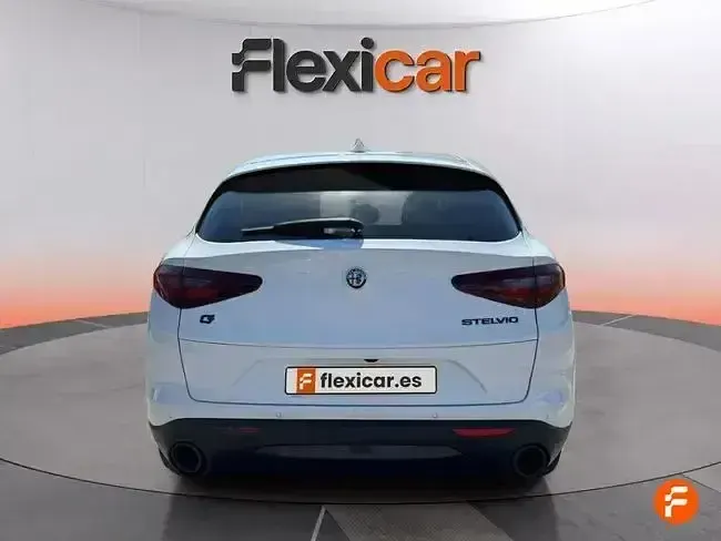 Usado Alfa Romeo Stelvio Sprint 200 CV (147 kW) 2021 Blanco SUV