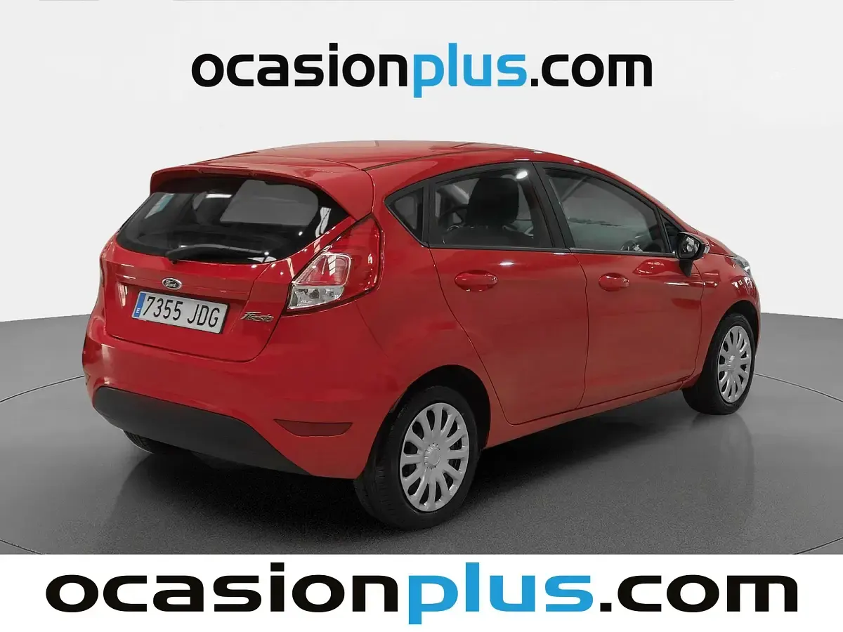 Usado Ford Fiesta Trend 82 CV (60 kW) 2015 Rojo Utilitario