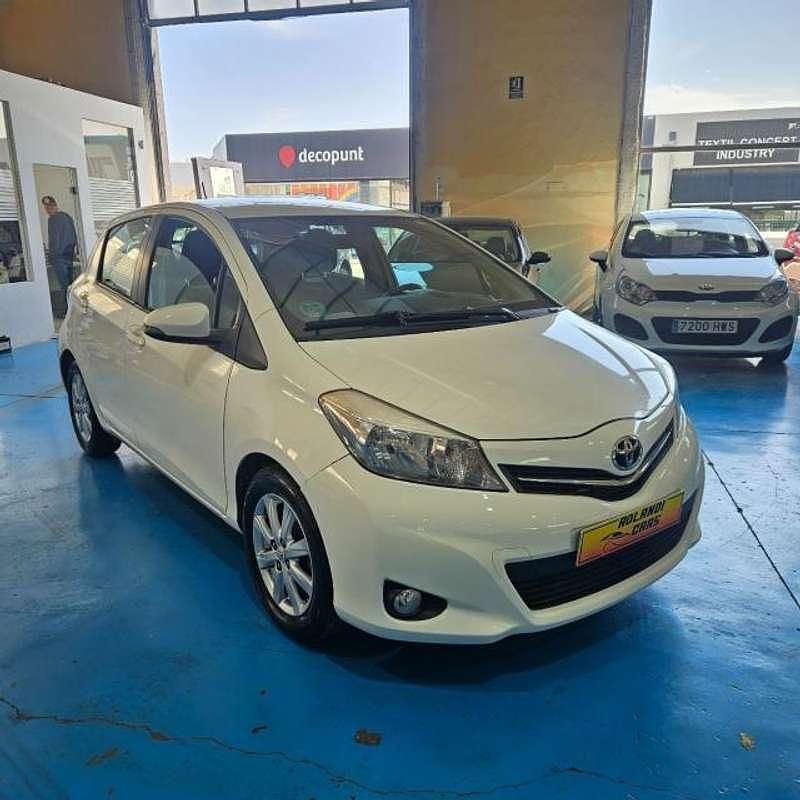 Usado Toyota Yaris Sol 101 CV (74 kW) 2012 Blanco Utilitario