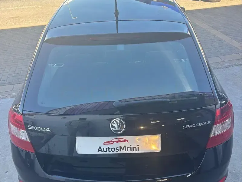 Usado Skoda Rapid Active 90 CV (66 kW) 2014 Negro Utilitario