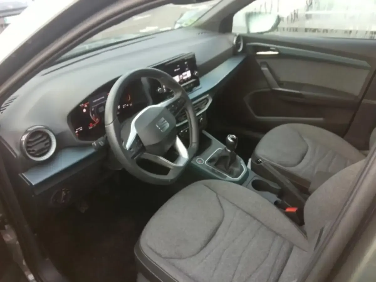 Usado Seat Arona Xperience 115 CV (84 kW) 2025 Gris/plata SUV
