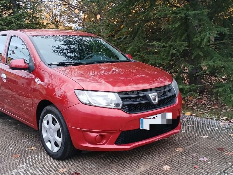 Usado Dacia Sandero Ambiance 75 CV (55 kW) 2014 Granate Berlina