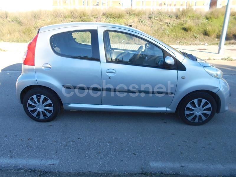 Usado Peugeot 107 68 CV (50 kW) 2007 Gris / plata Utilitario