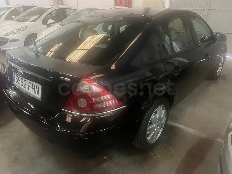 Usado Ford Mondeo Ghia 130 CV (95 kW) 2007 Negro Berlina